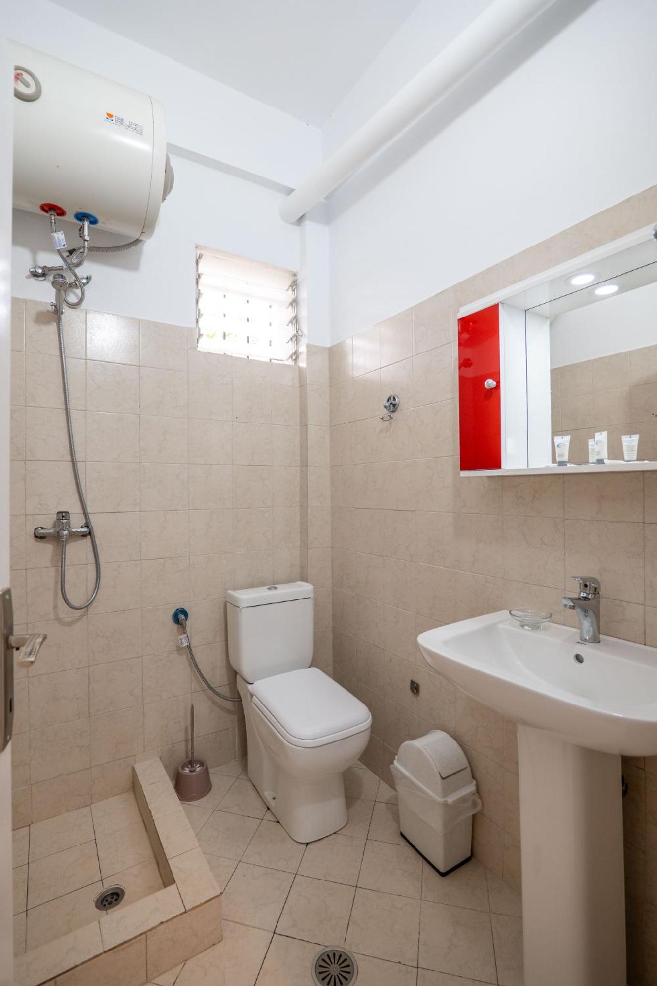 Hoteleks Inn & Suites Sarandë 외부 사진