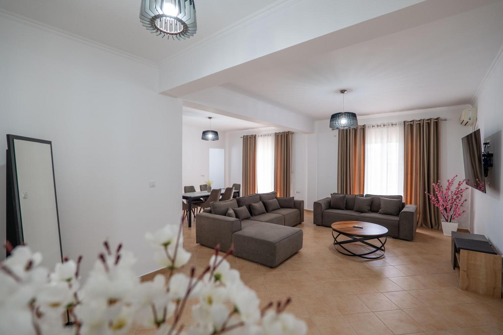 Hoteleks Inn & Suites Sarandë 외부 사진